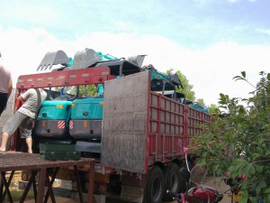 陽(yáng)光明媚 又發(fā)一車(chē)微型挖掘機(jī)