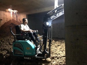 兄弟讓讓?zhuān)沂情_(kāi)小型挖掘機(jī)的